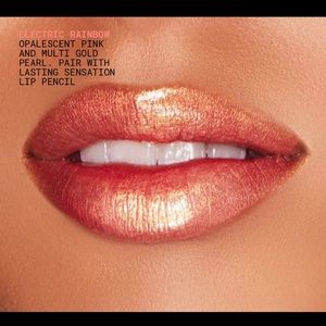 💕New MaC GRAND ILLUSION GLOSSY LIQUID LIPCOLOUR❣️